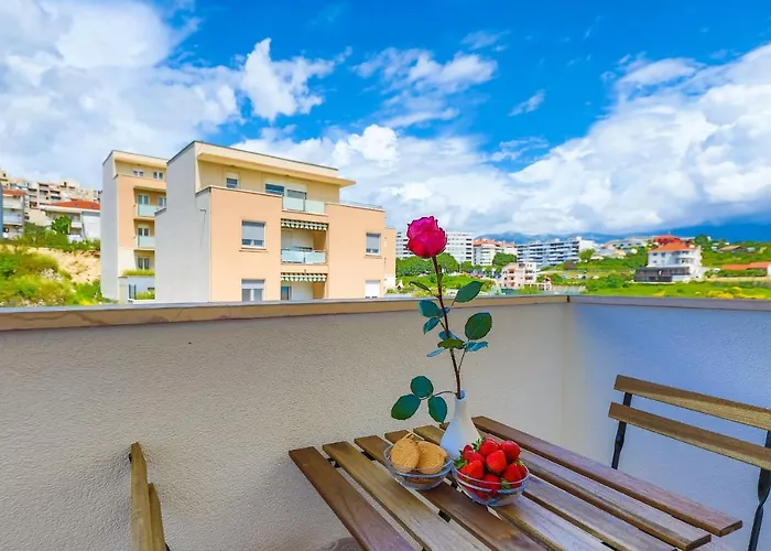 Apartment Spacious With Balcony, Close To The Znjan *