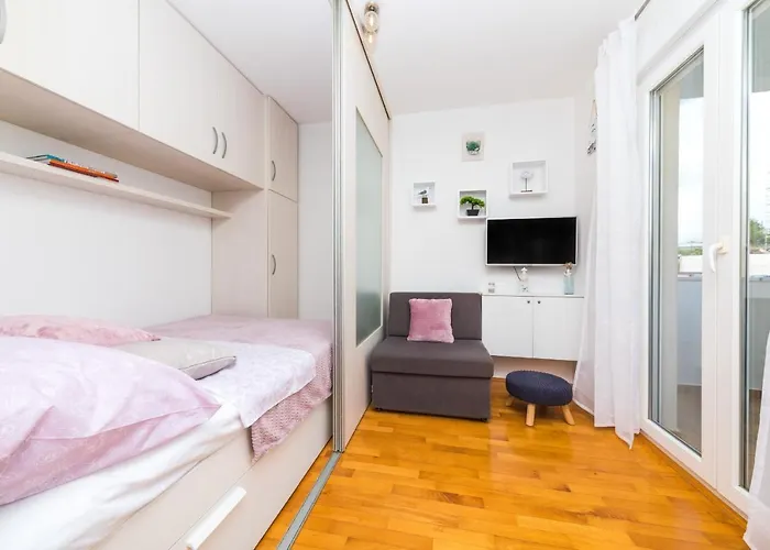 Spacious With Balcony, Close To The Znjan Apartment *