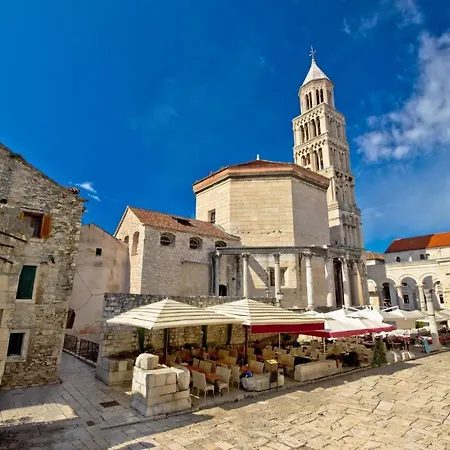 Lejlighed Spacious With Balcony, Close To The Znjan Split