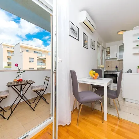 Spacious With Balcony, Close To The Znjan Spalato