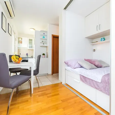 Spacious With Balcony, Close To The Znjan Lägenhet Split
