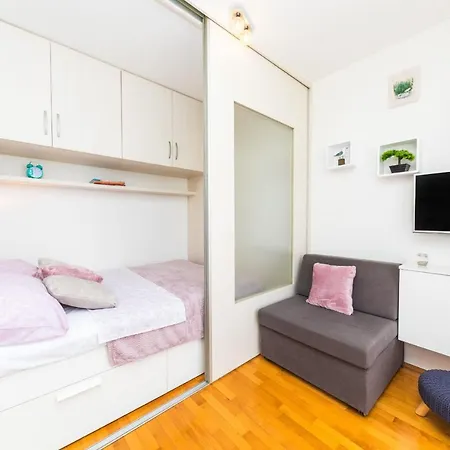 Spacious With Balcony, Close To The Znjan