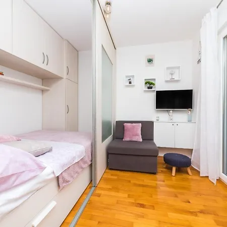 Spacious With Balcony, Close To The Znjan Lägenhet *