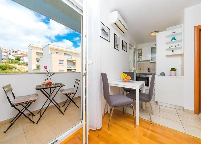 Spacious With Balcony, Close To The Znjan Spalato